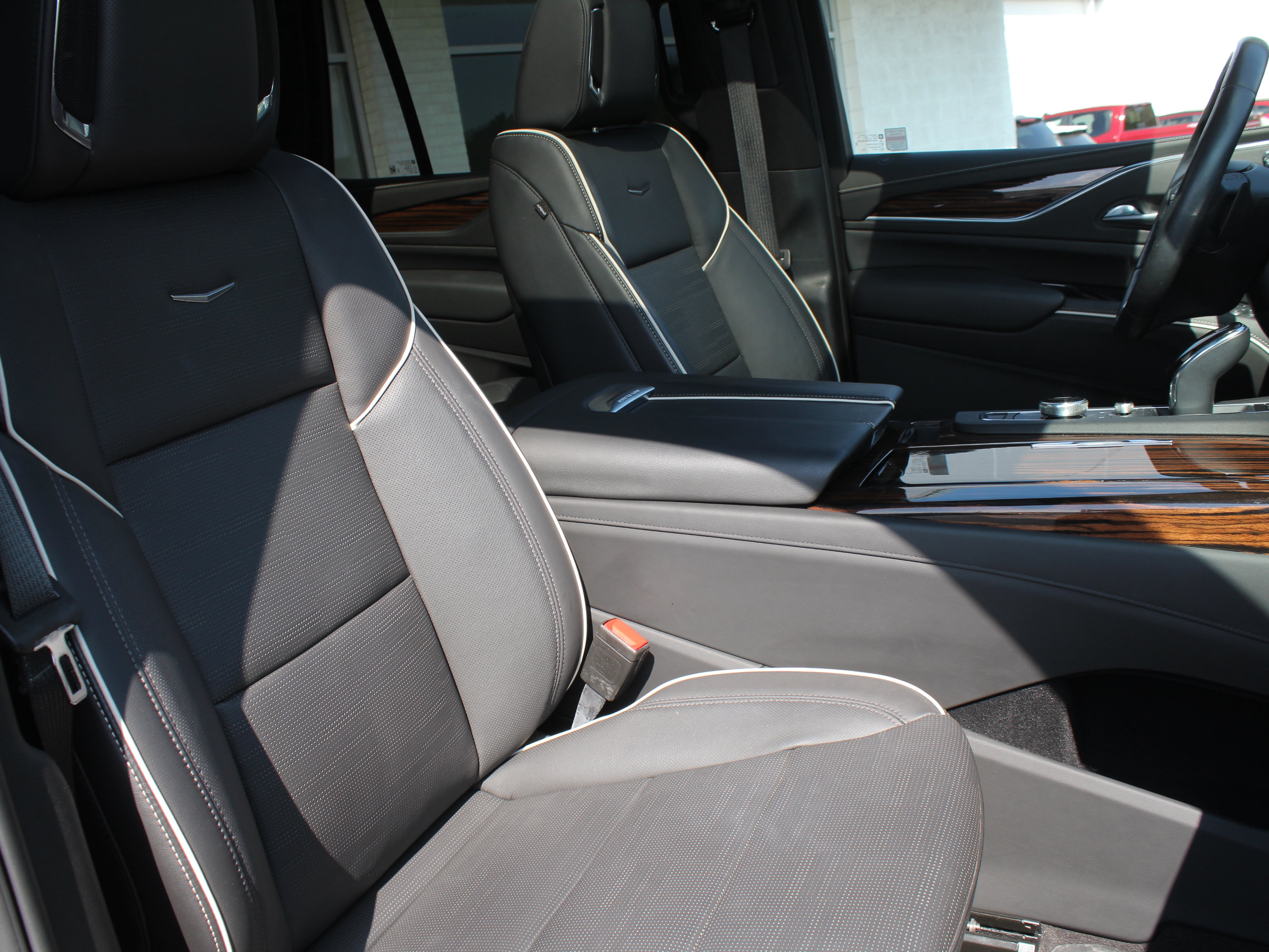 Used 2023 Cadillac Escalade Premium Luxury w/ Performance Package AWD/4WD image 33