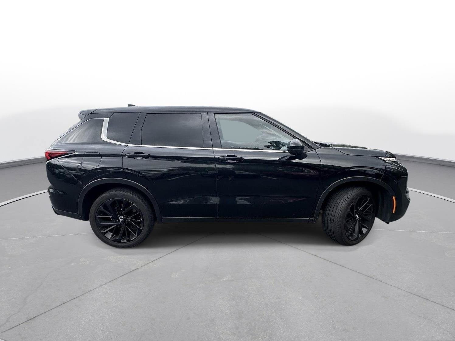 Used 2024 Mitsubishi Outlander SE Black Edition FWD image 5