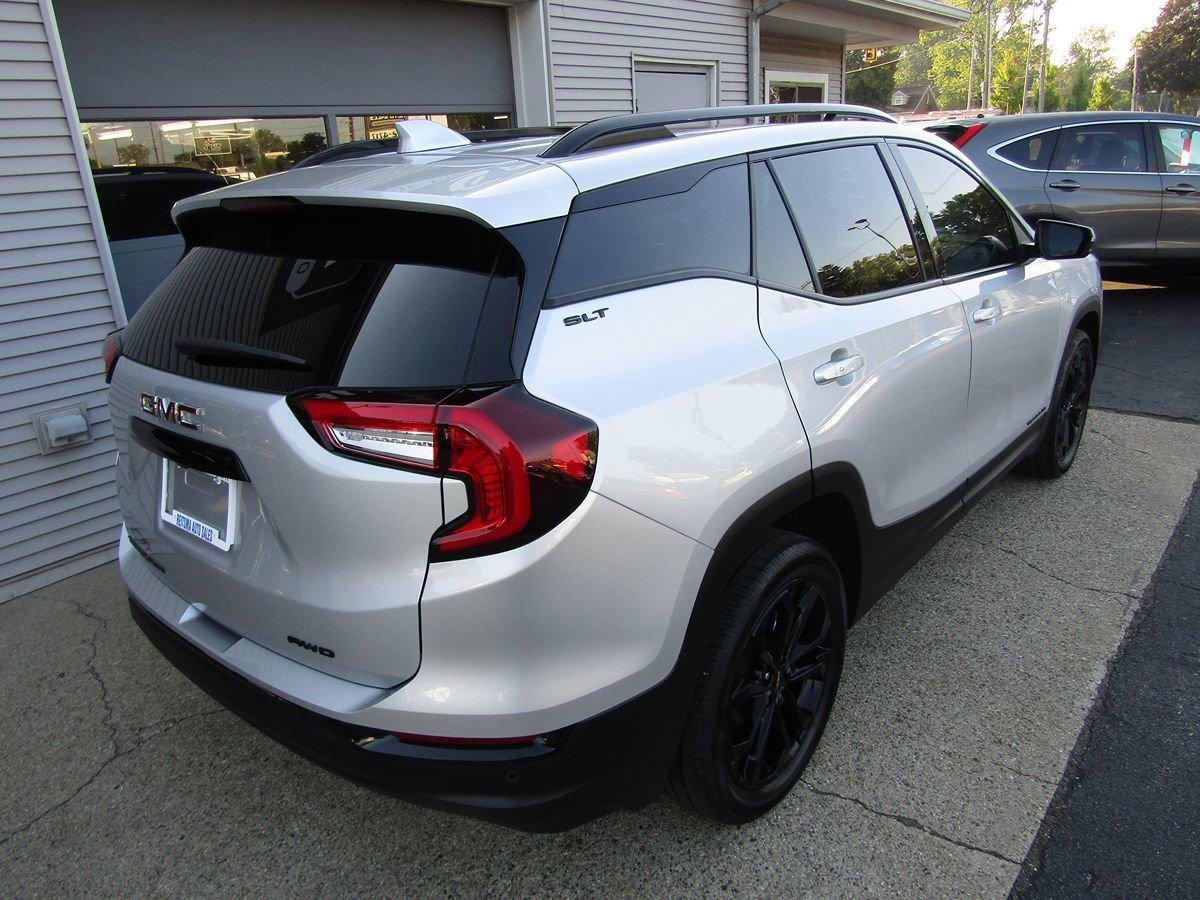 Used 2022 GMC Terrain SLT w/ Infotainment Package II image 3