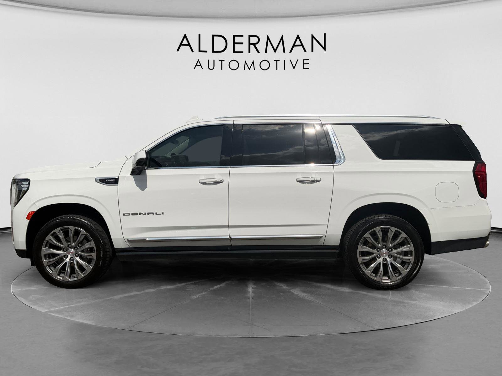 Used 2022 GMC Yukon XL Denali w/ Denali Premium Package RWD image 2