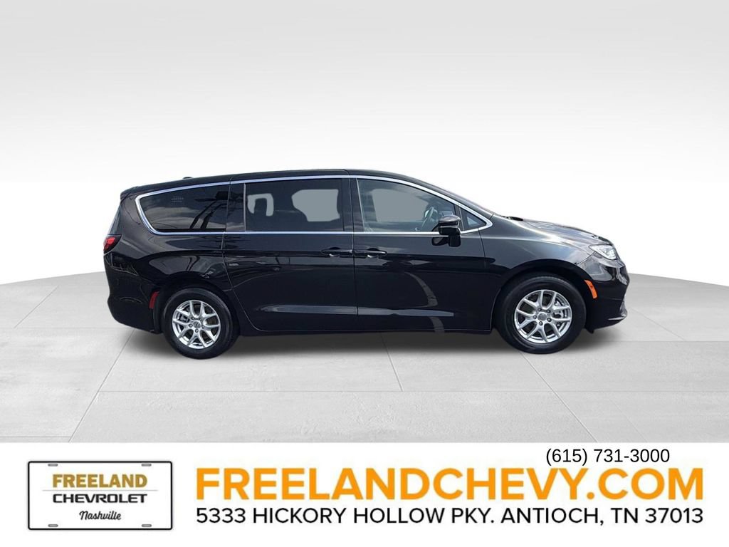 Used 2025 Chrysler Pacifica Select FWD image 2