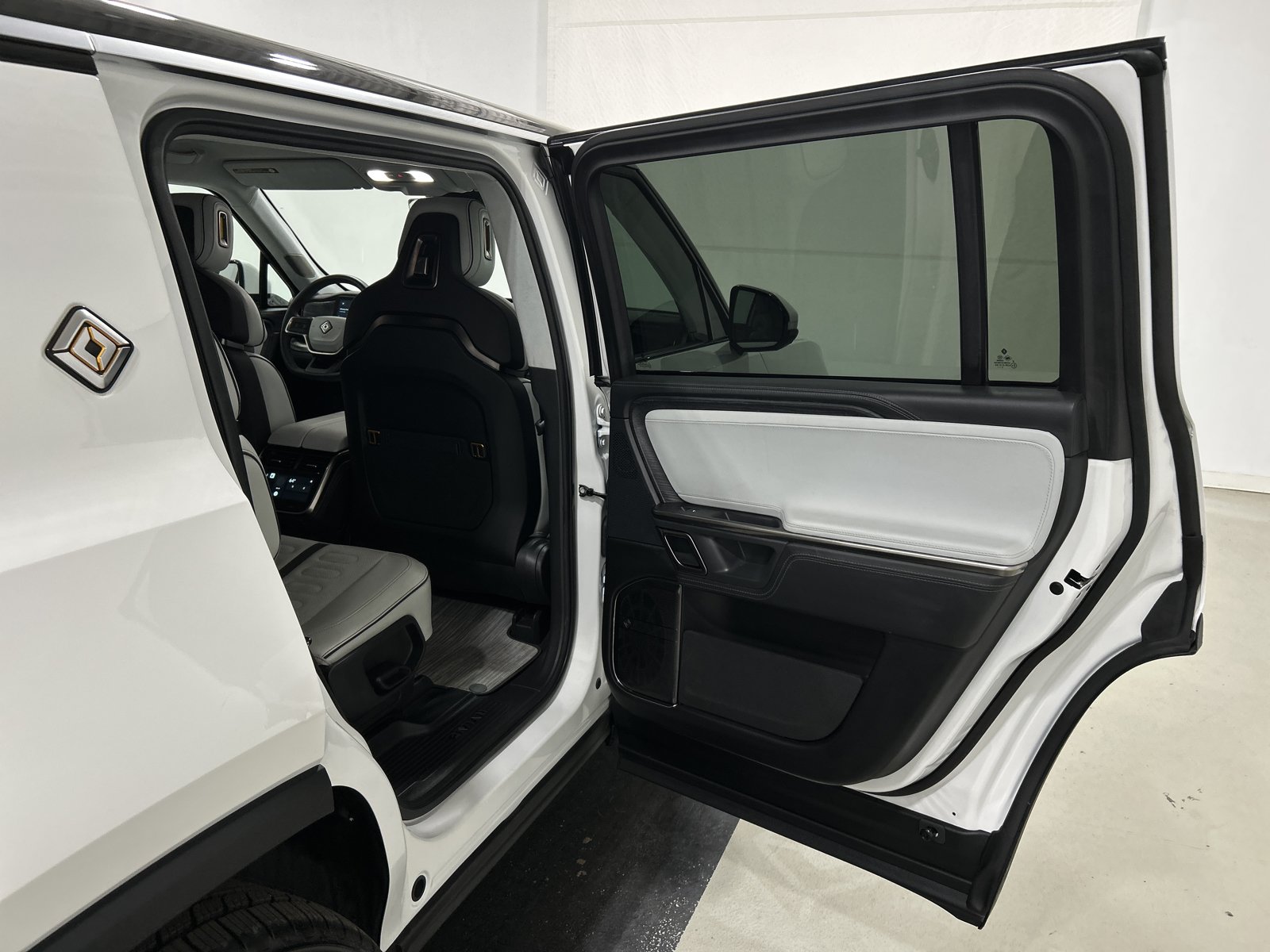 Used 2024 Rivian R1S Adventure AWD/4WD image 19