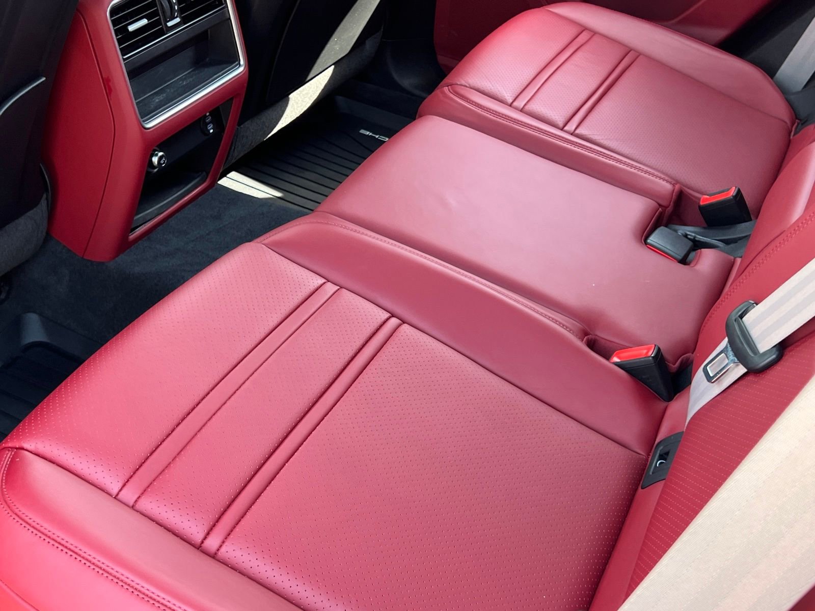 Certified 2022 Porsche Cayenne Platinum Edition image 18