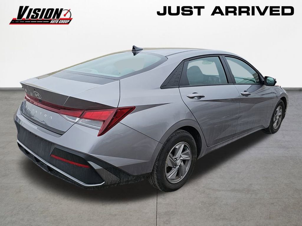 Used 2025 Hyundai Elantra SE image 5