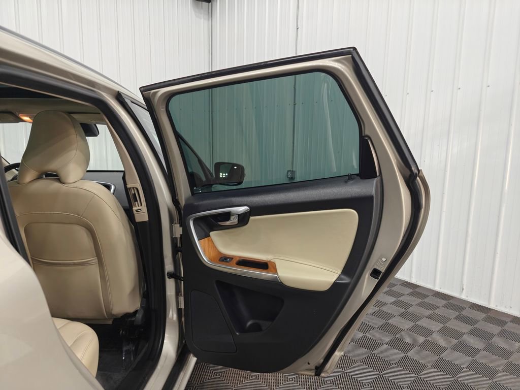 Used 2017 Volvo XC60 T5 Inscription w/ Preferred Option Package image 29