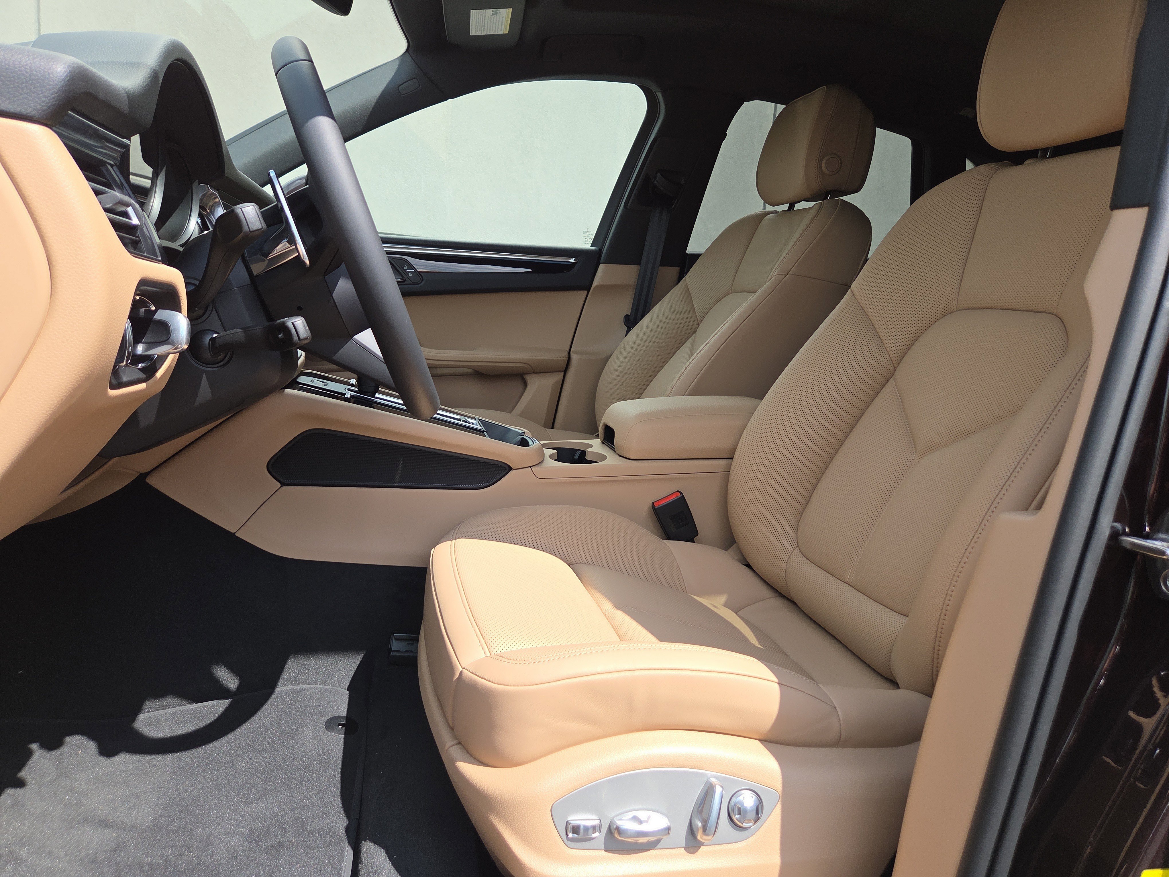 Used 2025 Porsche Macan AWD/4WD image 5