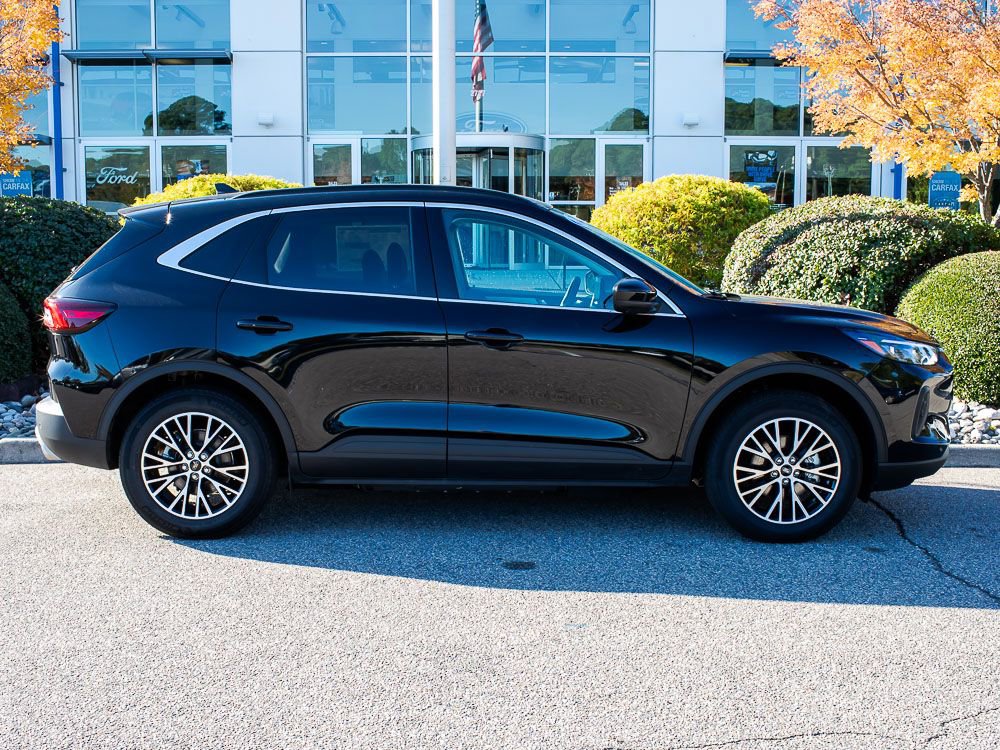 Used 2025 Ford Escape SE w/ PHEV Premium Package image 1