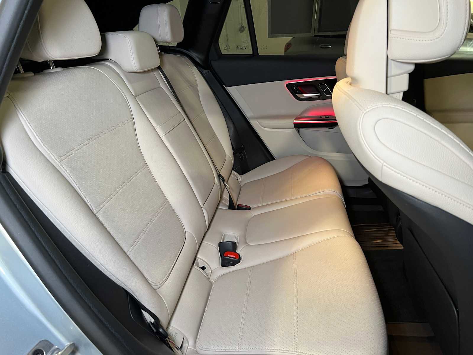 Used 2025 Mercedes-Benz GLC 300 4MATIC image 13