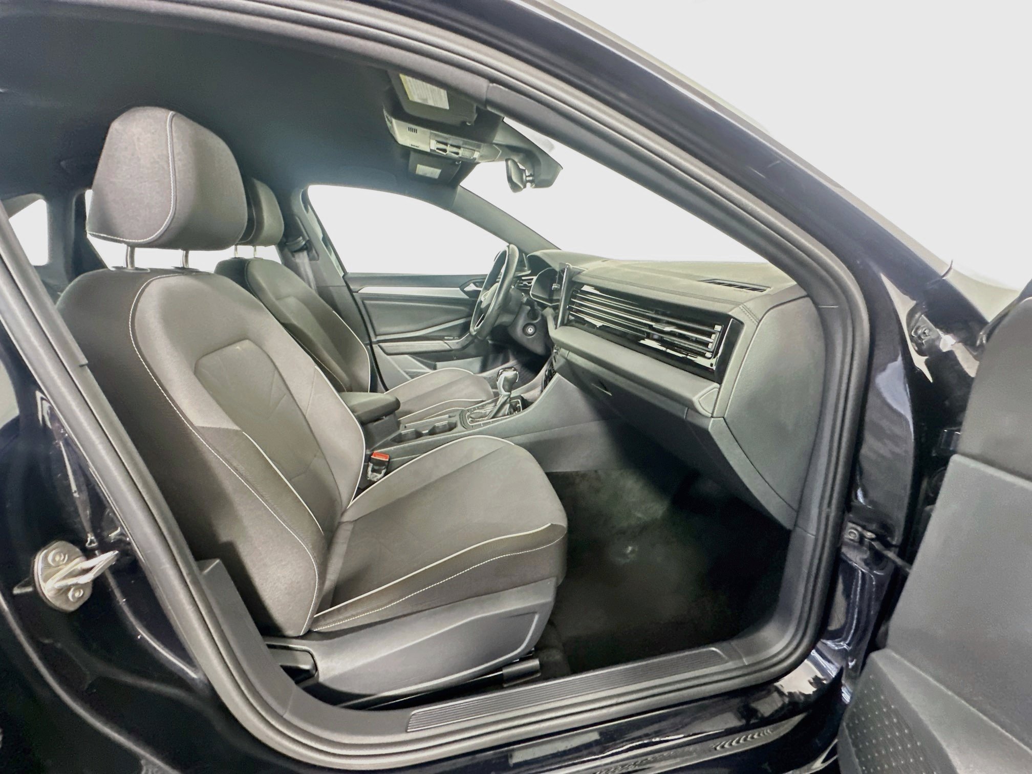 Used 2025 Volkswagen Jetta Sport FWD image 29