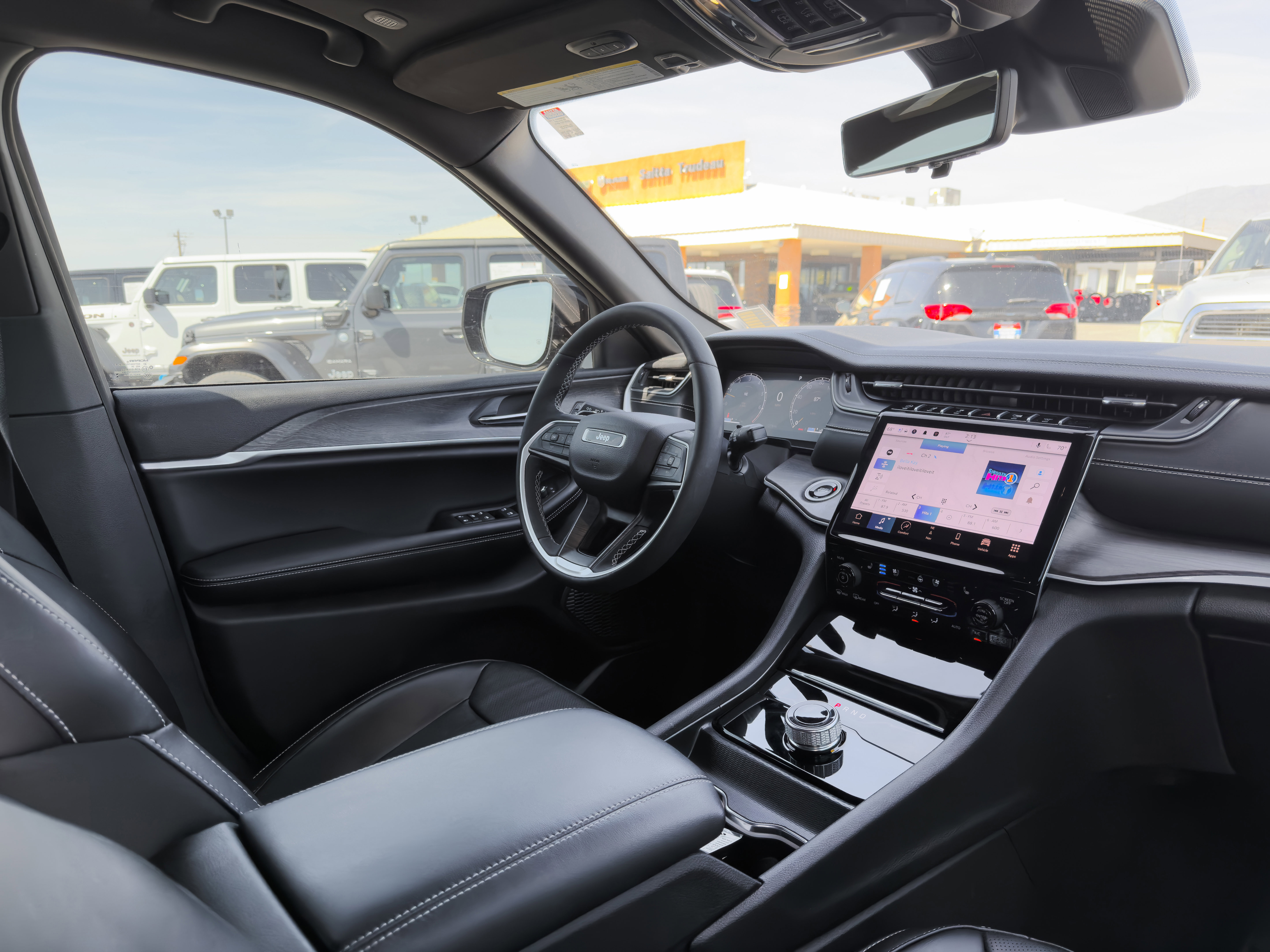 Used 2024 Jeep Grand Cherokee Limited w/ Luxury Tech Group II RWD image 9