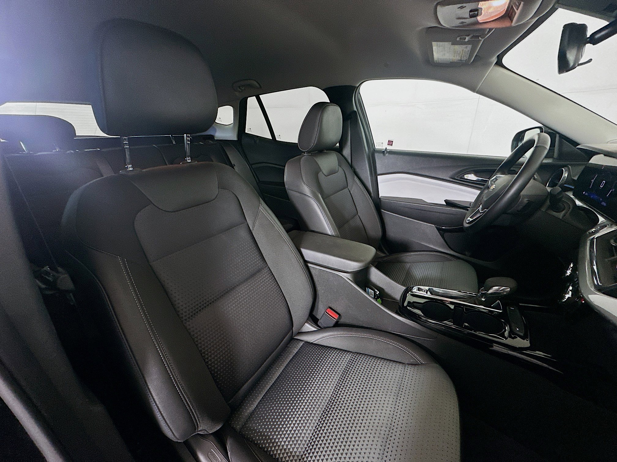 Used 2025 Chevrolet Trax LT w/ LT Convenience Package image 29