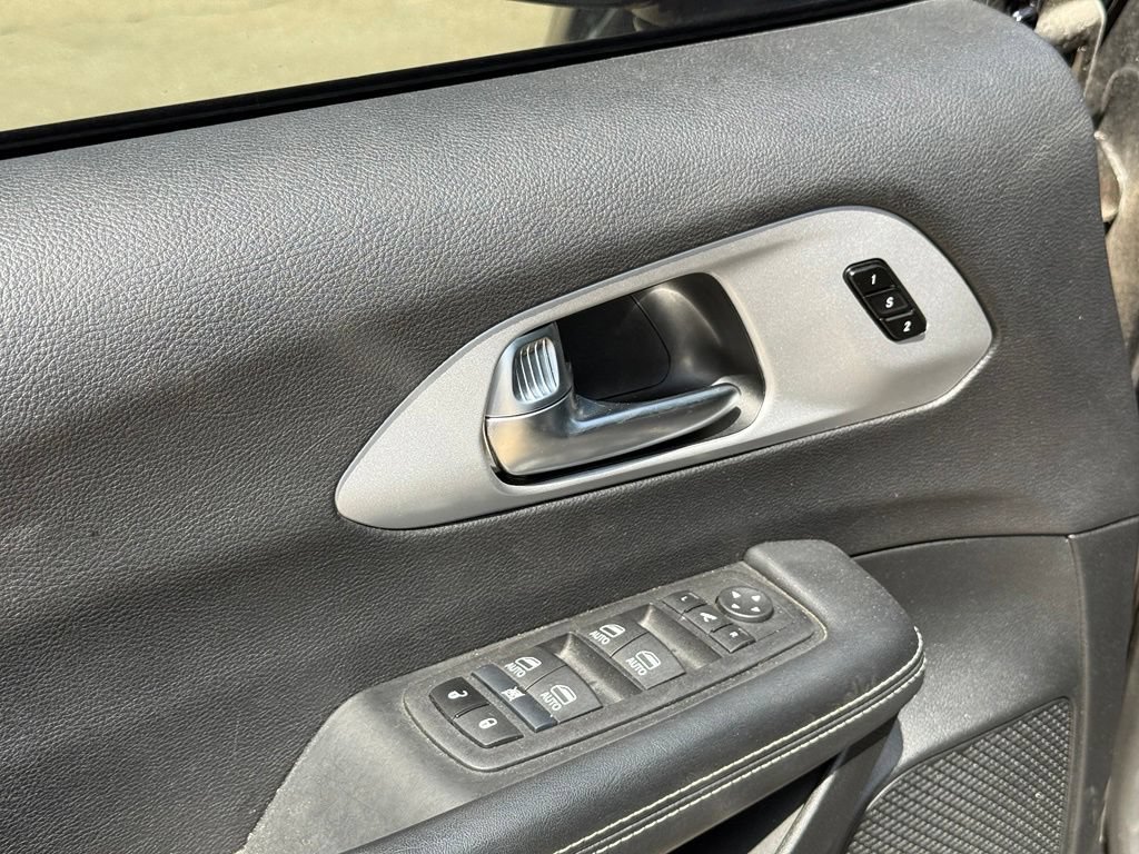 Used 2025 Chrysler Pacifica Limited FWD image 11