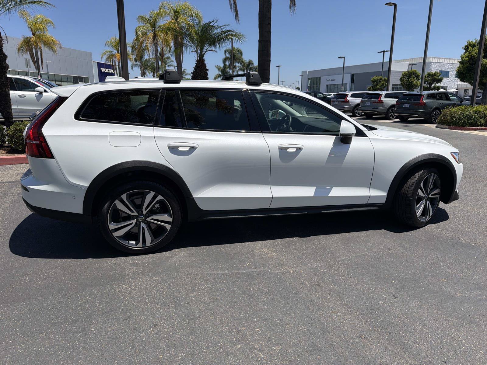 Used 2026 Volvo V60 B5 Cross Country Plus w/ Climate Package AWD/4WD image 4