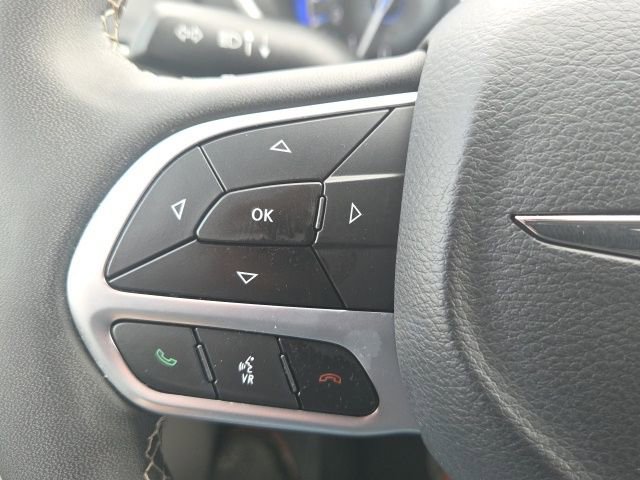 Used 2023 Chrysler Pacifica Touring-L image 43