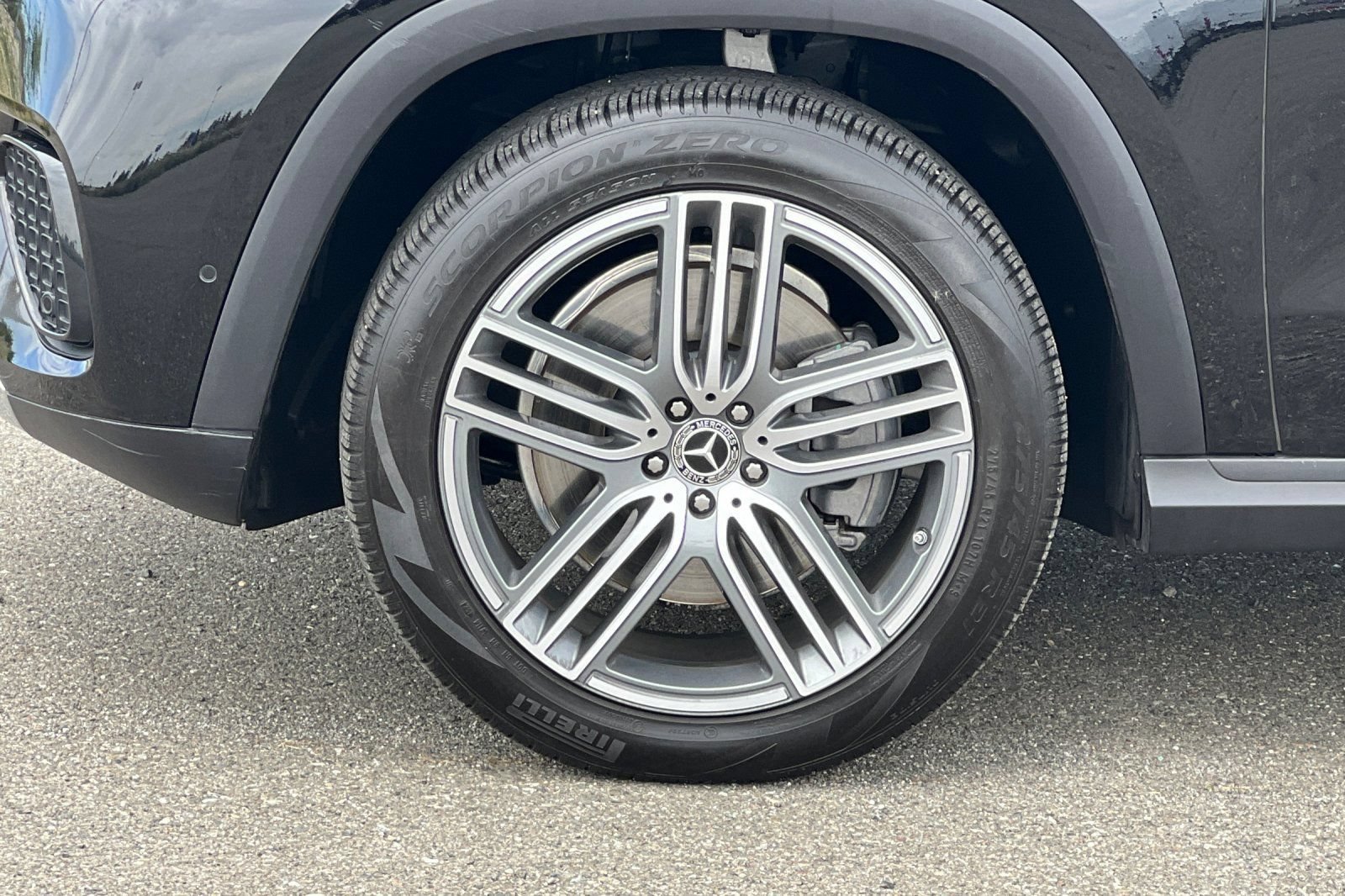 Used 2025 Mercedes-Benz GLS 450 4MATIC image 12