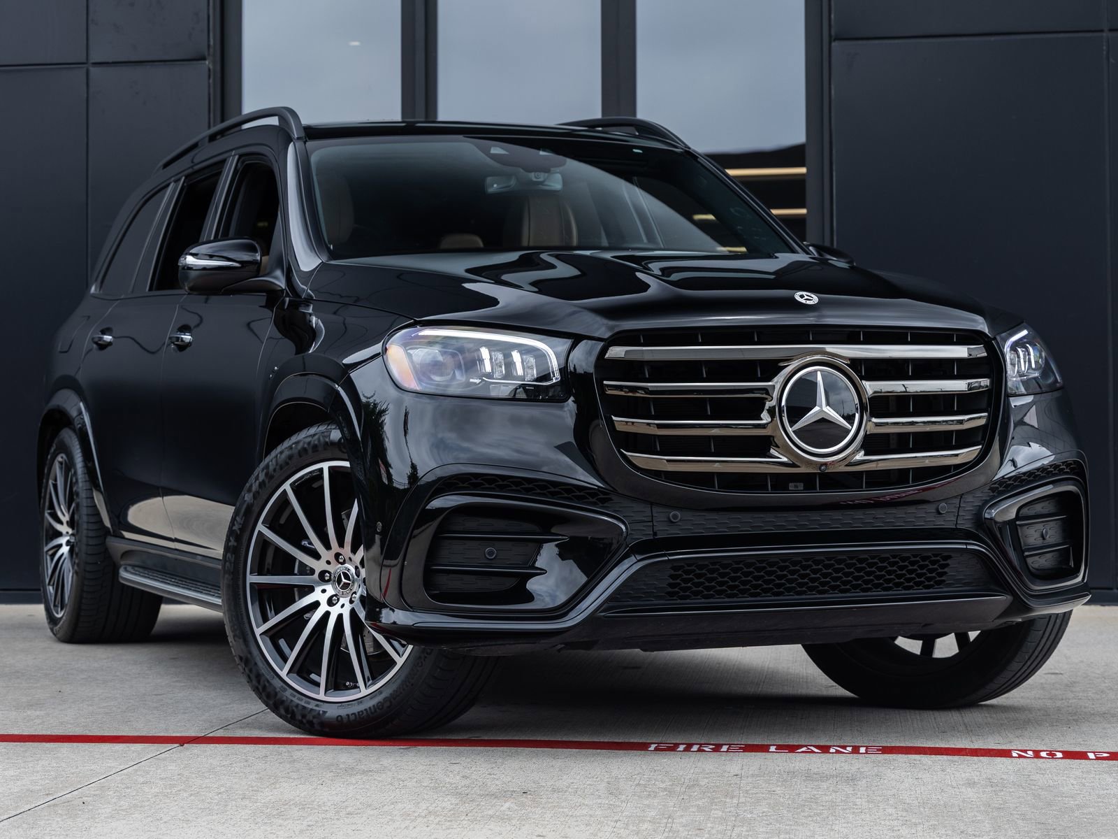 Used 2025 Mercedes-Benz GLS 580 4MATIC image 2