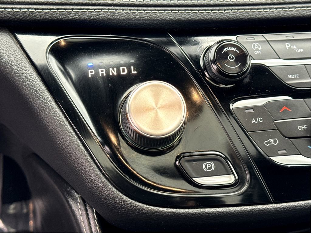 Used 2025 Chrysler Pacifica Limited image 23