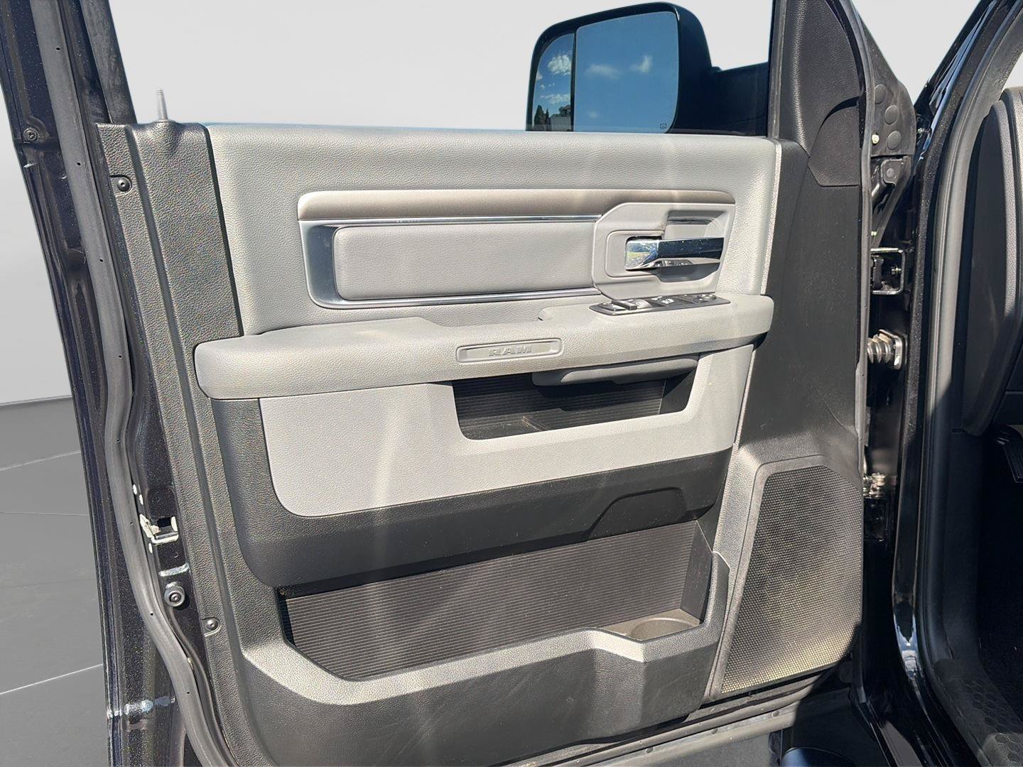 Used 2018 RAM 1500 SLT AWD/4WD image 9