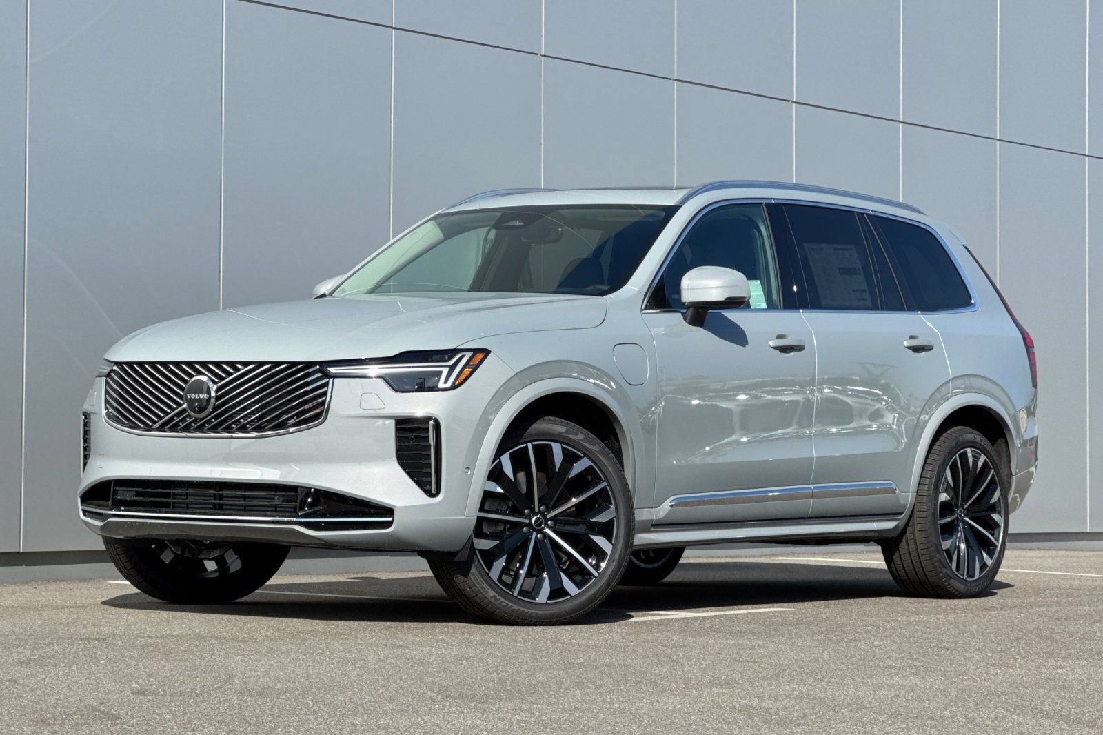 New 2026 Volvo XC90 T8 Ultra w/ Protection Package AWD/4WD image 1