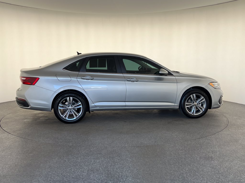 Used 2023 Volkswagen Jetta SE FWD image 2