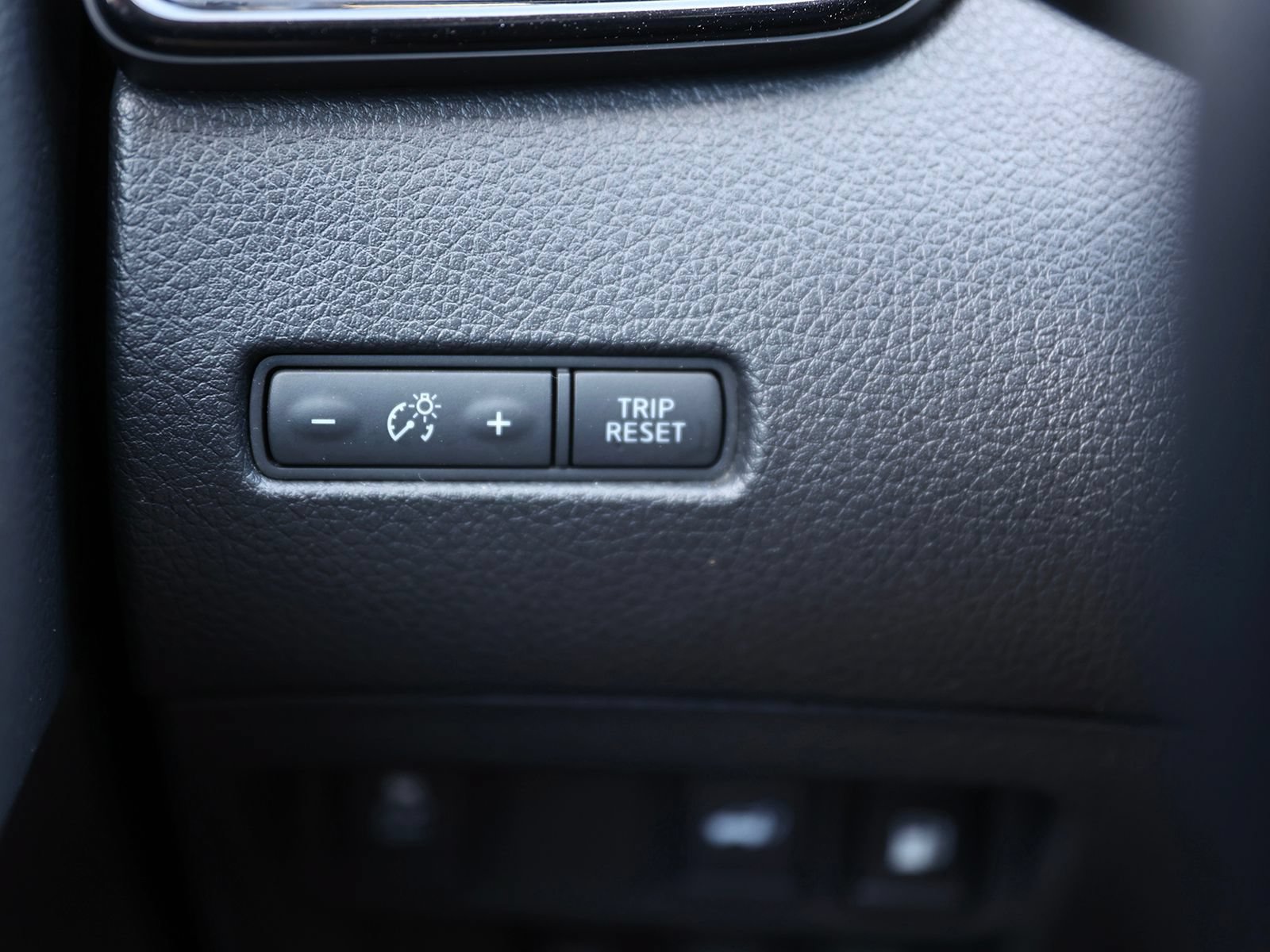 Used 2018 Nissan Rogue SV AWD/4WD image 32