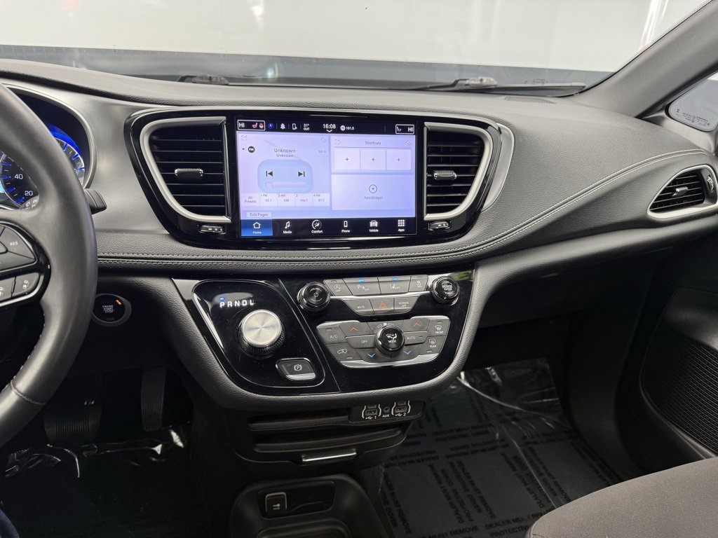 Used 2023 Chrysler Pacifica Touring image 5