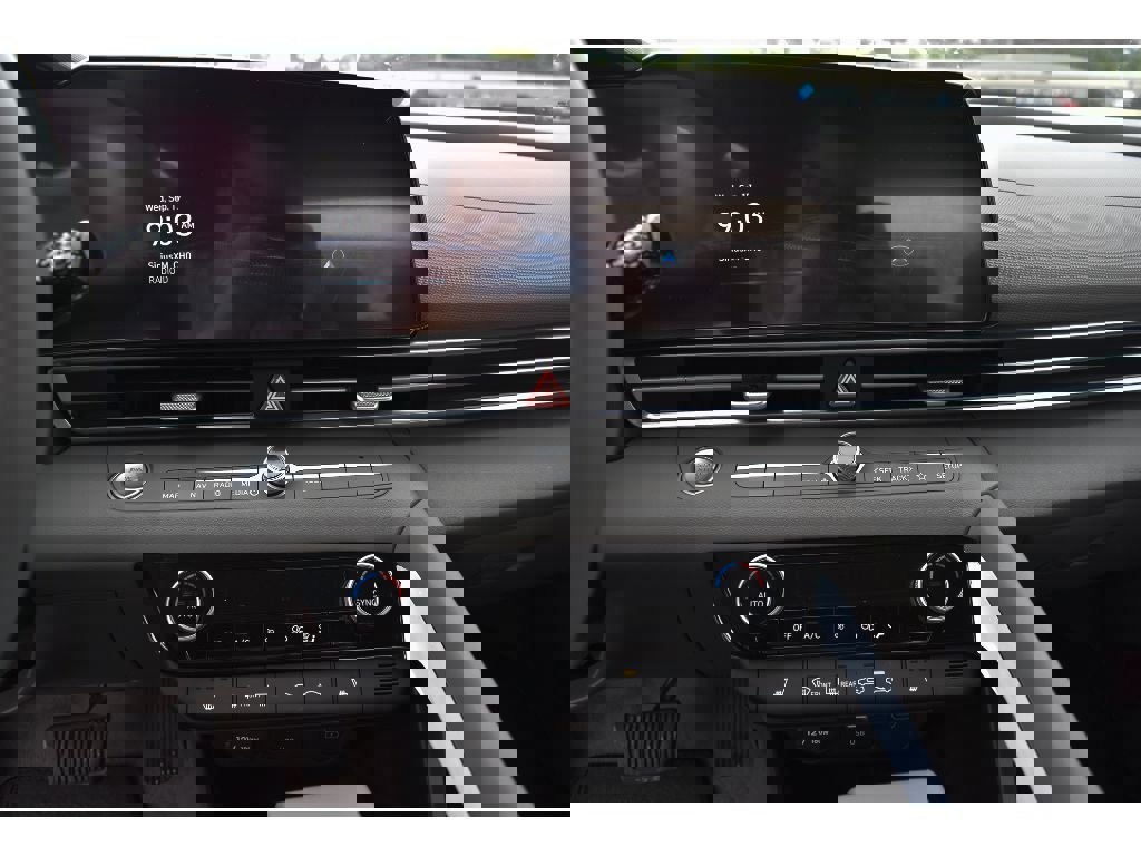 New 2025 Hyundai Elantra SEL image 18