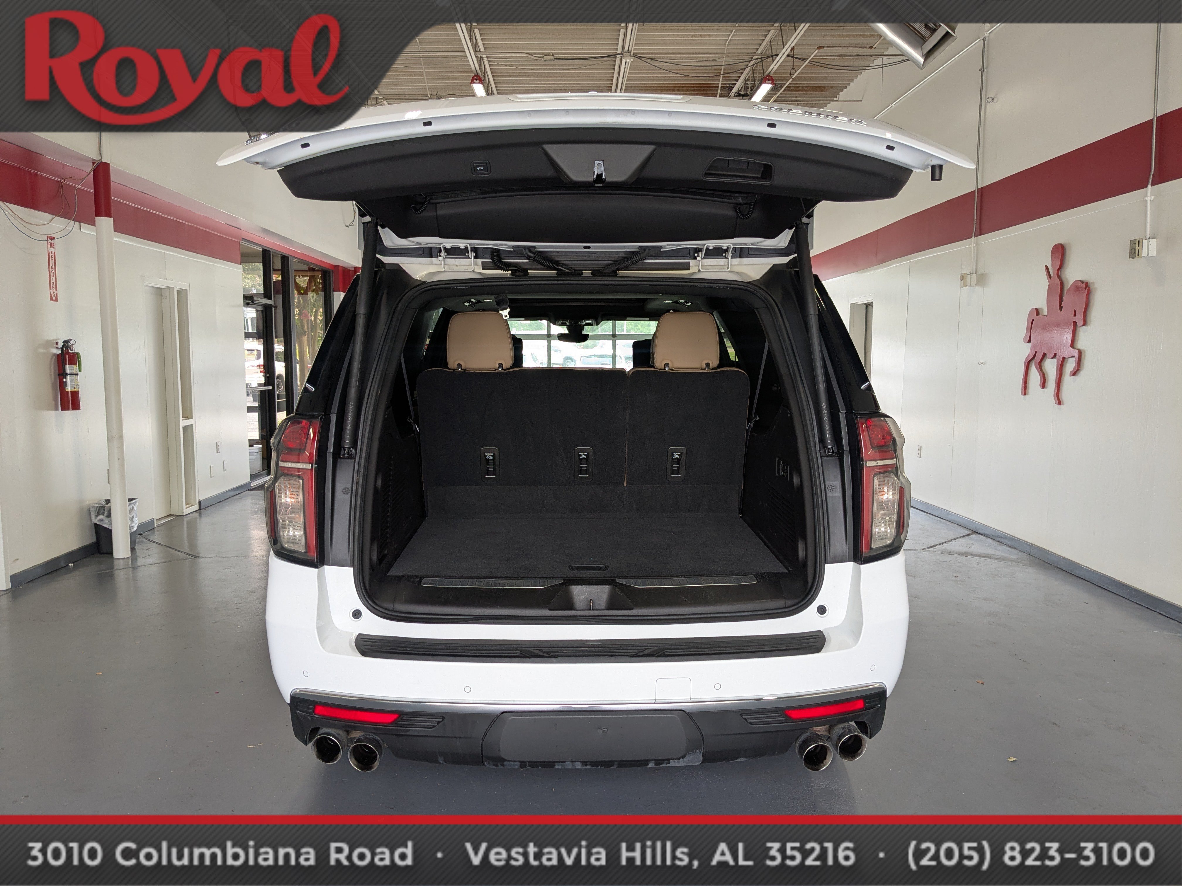 Used 2021 Chevrolet Suburban Premier w/ Premium Package RWD image 13