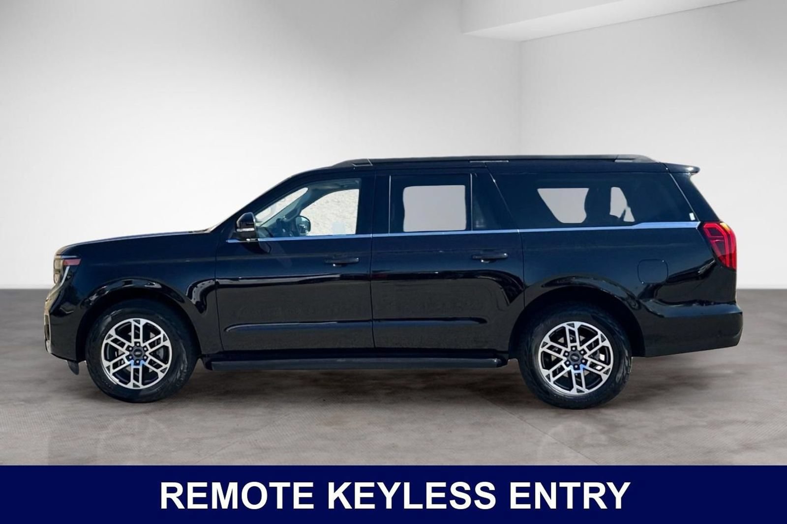 Used 2025 Ford Expedition Max Active AWD/4WD image 2