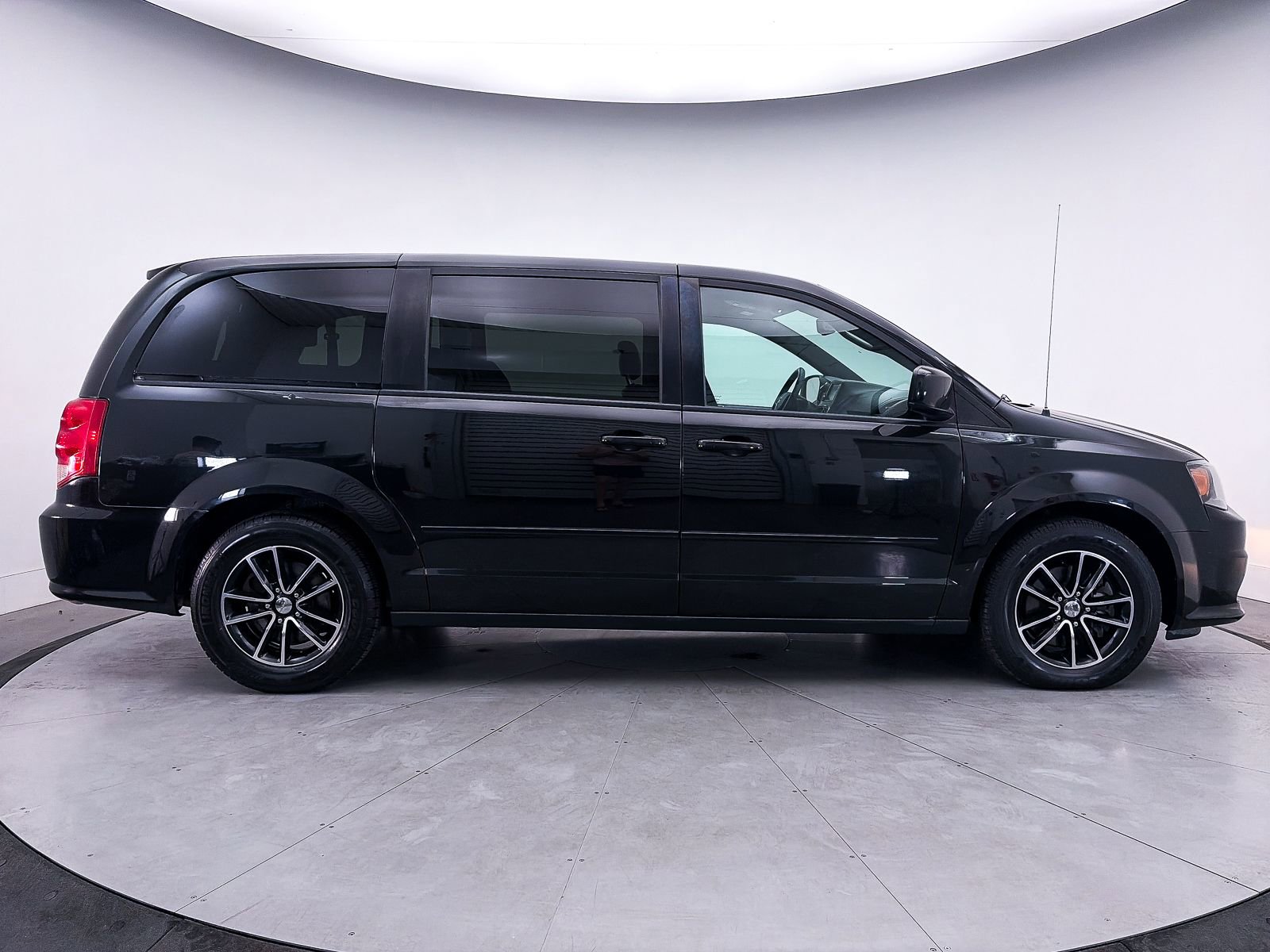 Used 2017 Dodge Grand Caravan SXT w/ Driver Convenience Group image 29