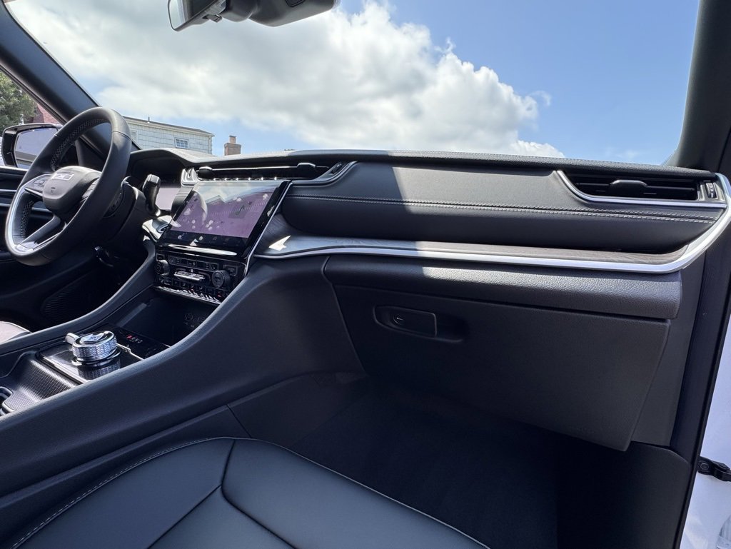 New 2025 Jeep Grand Cherokee Limited w/ Black Appearance Package image 17