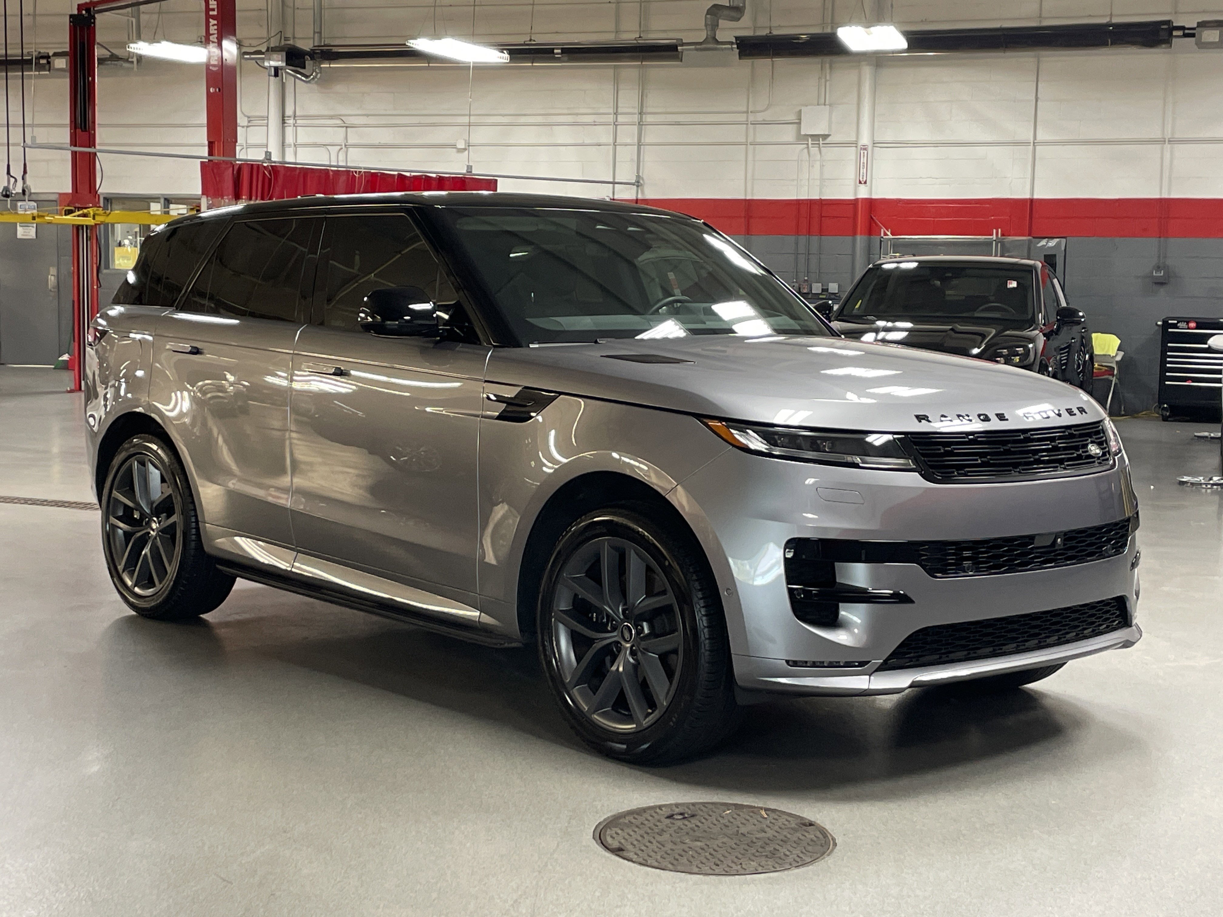 Used 2024 Land Rover Range Rover Sport Dynamic SE image 2