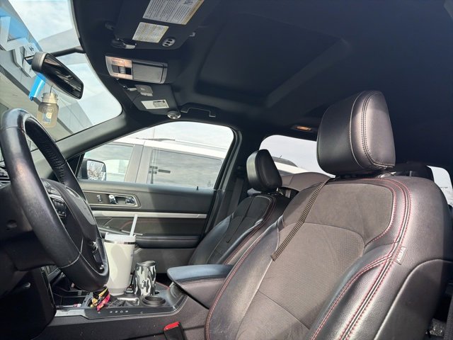 Used 2018 Ford Explorer XLT w/ Equipment Group 202A image 4