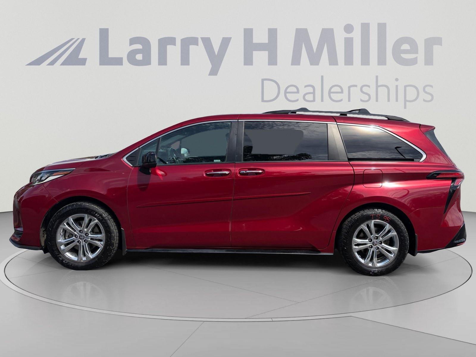 Used 2022 Toyota Sienna XSE w/ XSE Plus Package AWD/4WD image 2