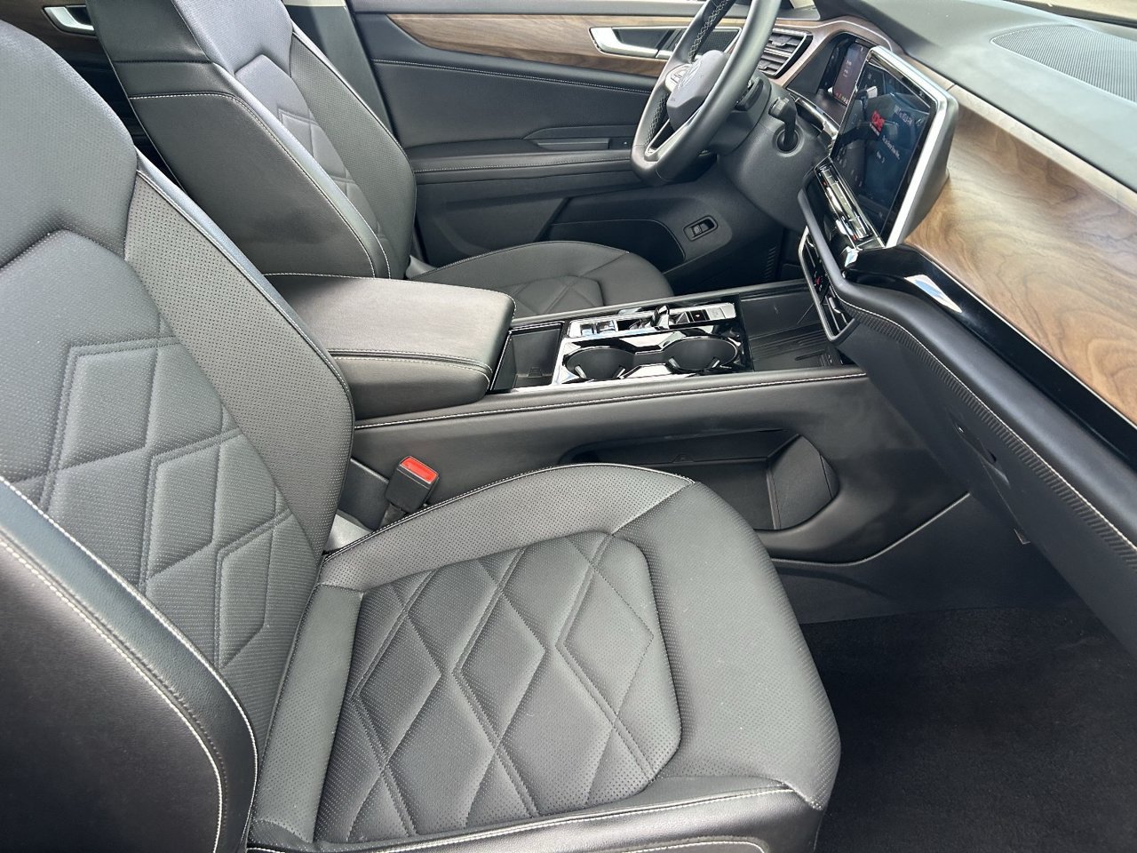 Used 2025 Volkswagen Atlas SE AWD/4WD image 12