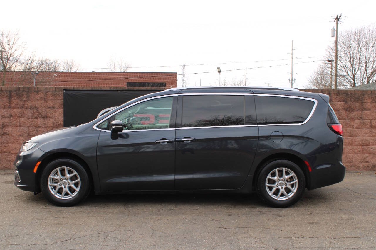 Used 2021 Chrysler Pacifica Touring-L FWD image 2