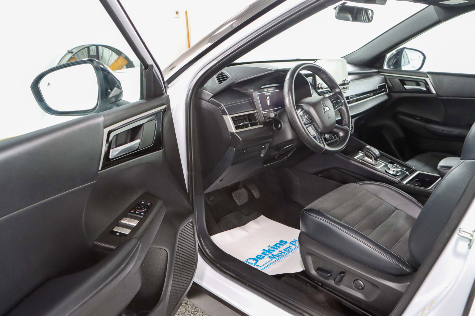 Used 2024 Mitsubishi Outlander SE Black Edition image 3