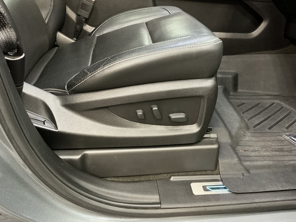 Used 2018 Chevrolet Suburban Premier AWD/4WD image 43