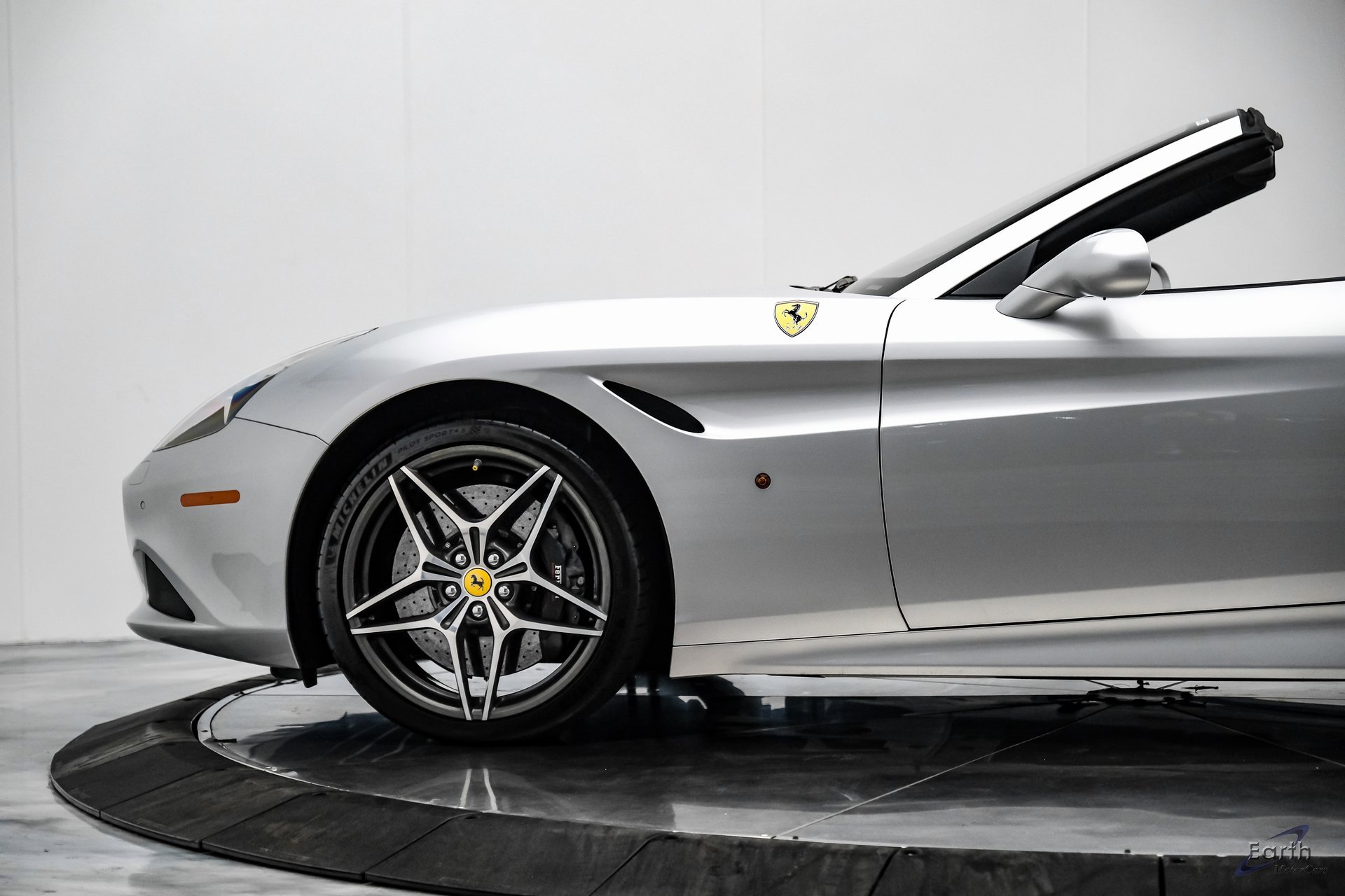 Used 2016 Ferrari California T image 8