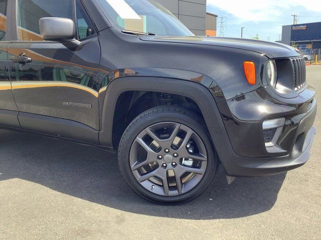 Used 2021 Jeep Renegade Latitude w/ Luxury Group II AWD/4WD image 3