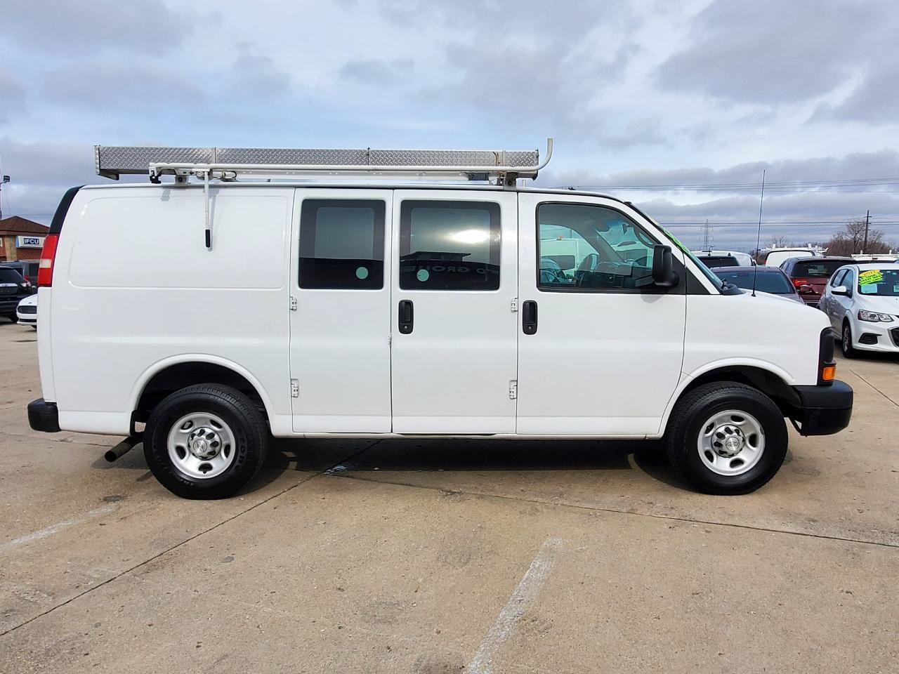 Used 2015 Chevrolet Express 2500 RWD image 4