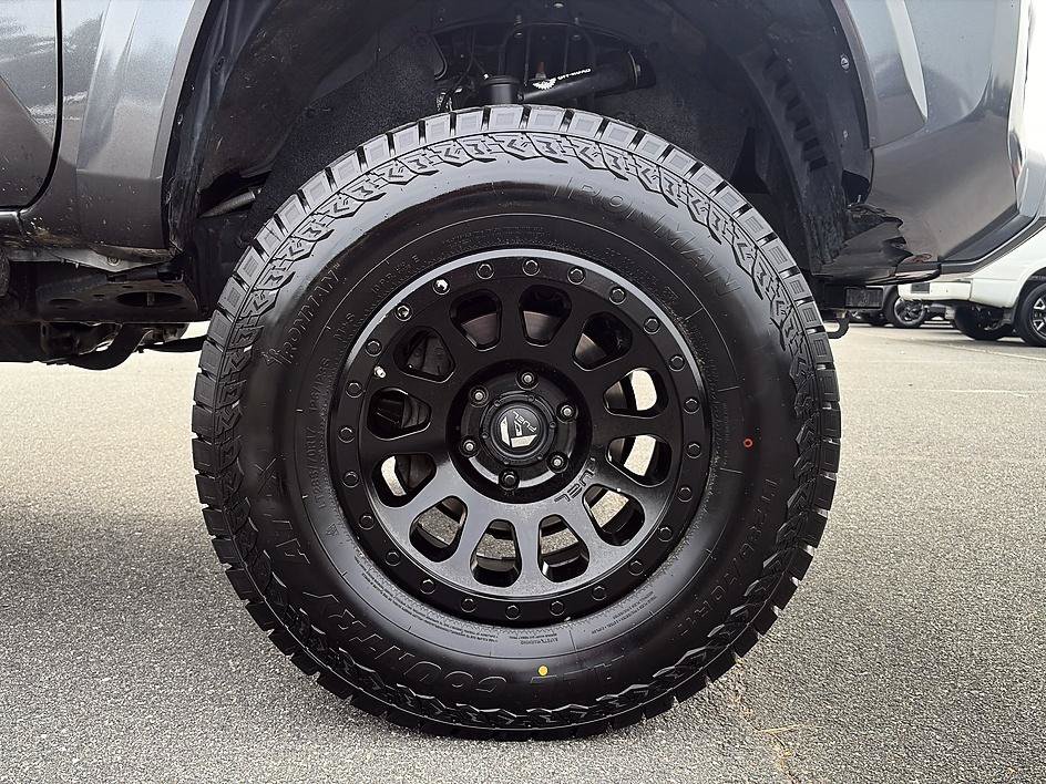 Used 2019 Toyota Tacoma TRD Sport AWD/4WD image 12