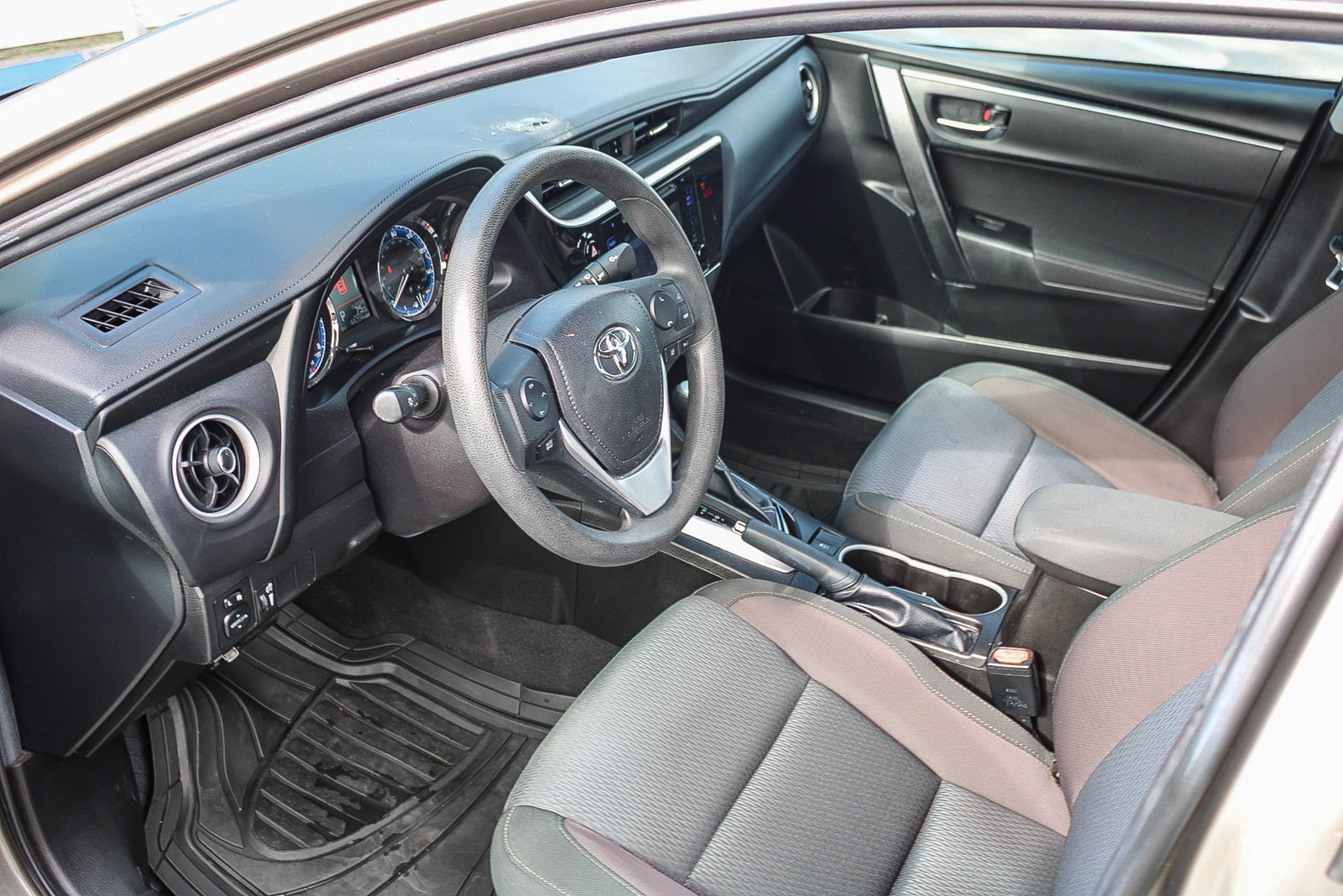 Used 2019 Toyota Corolla LE FWD image 19