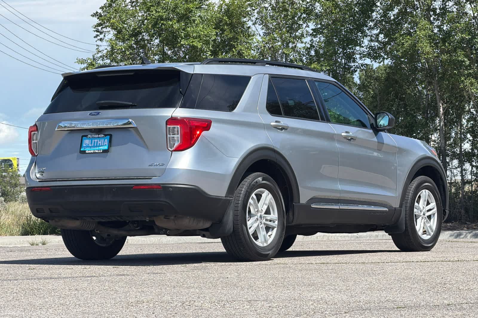 Used 2023 Ford Explorer XLT AWD/4WD image 2