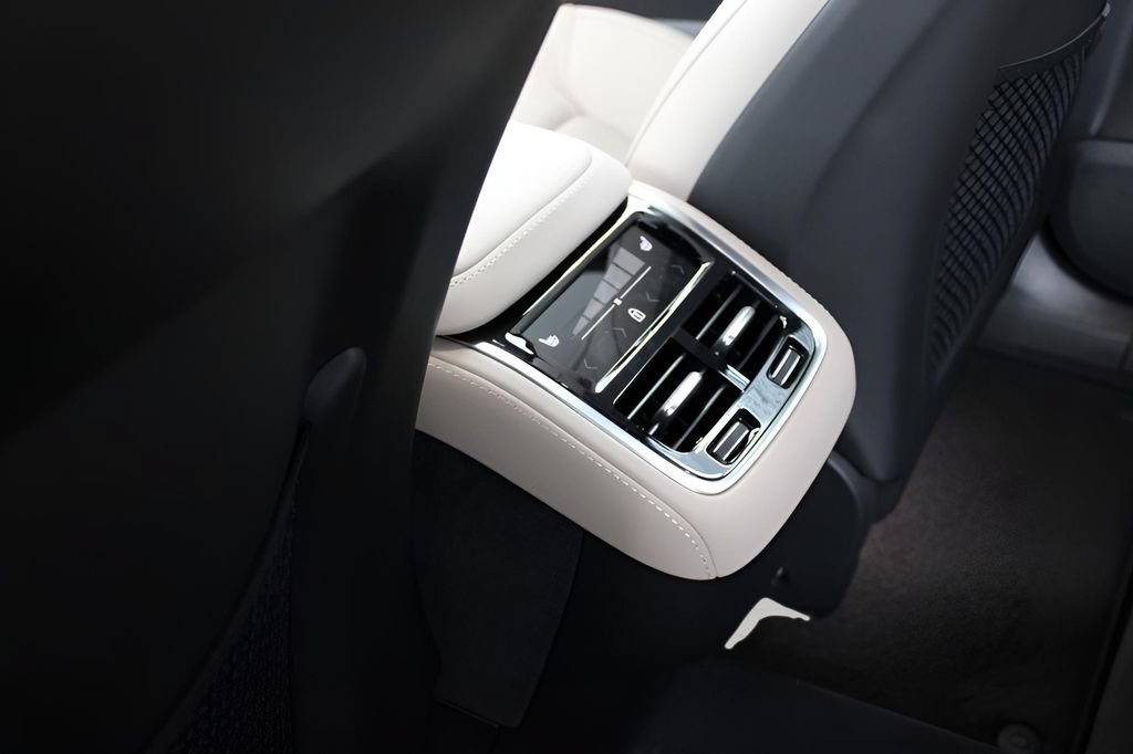 New 2026 Volvo XC90 B6 Plus w/ Protection Package Premier AWD/4WD image 33