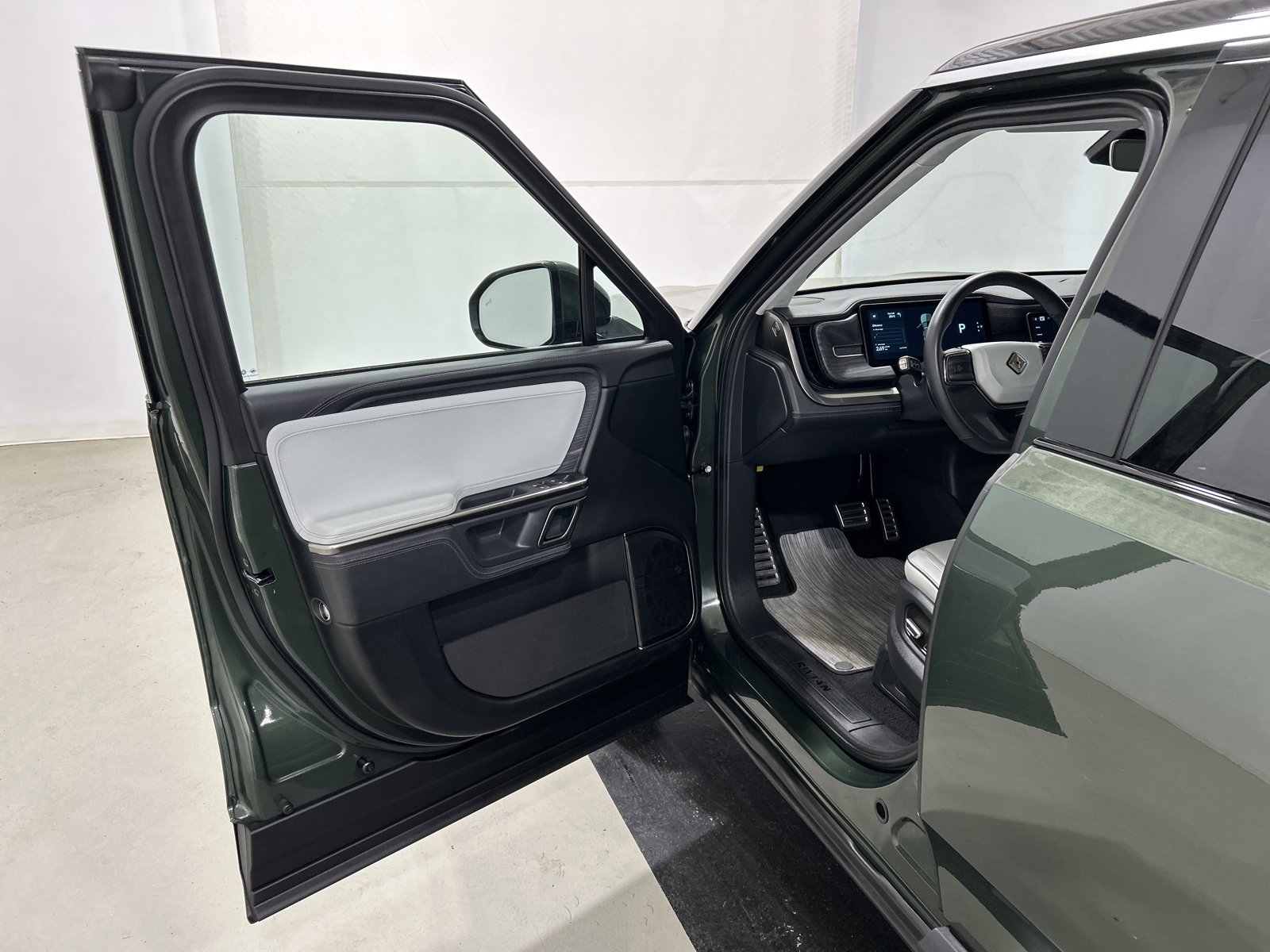 Used 2024 Rivian R1S Adventure AWD/4WD image 16