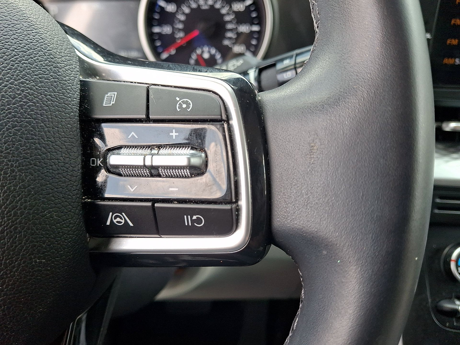 Used 2024 Kia Carnival LX FWD image 18
