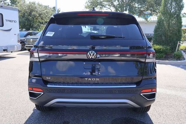 Certified 2025 Volkswagen Taos SE image 6