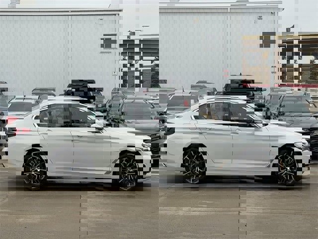 Used 2023 BMW 530e image 3