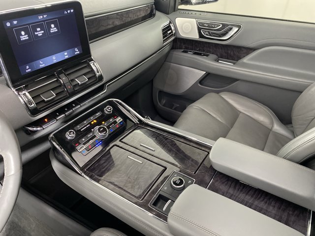 Used 2021 Lincoln Navigator Reserve w/ Luxury Package AWD/4WD image 29